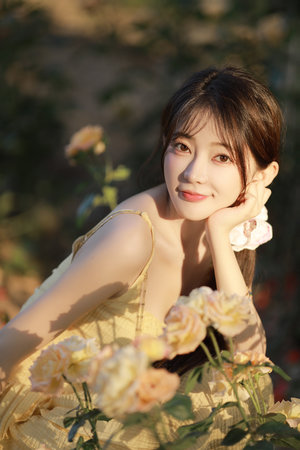 双乳被四个男人吃奶动态图