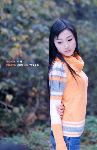 在少妇湿润的肉唇里滑动