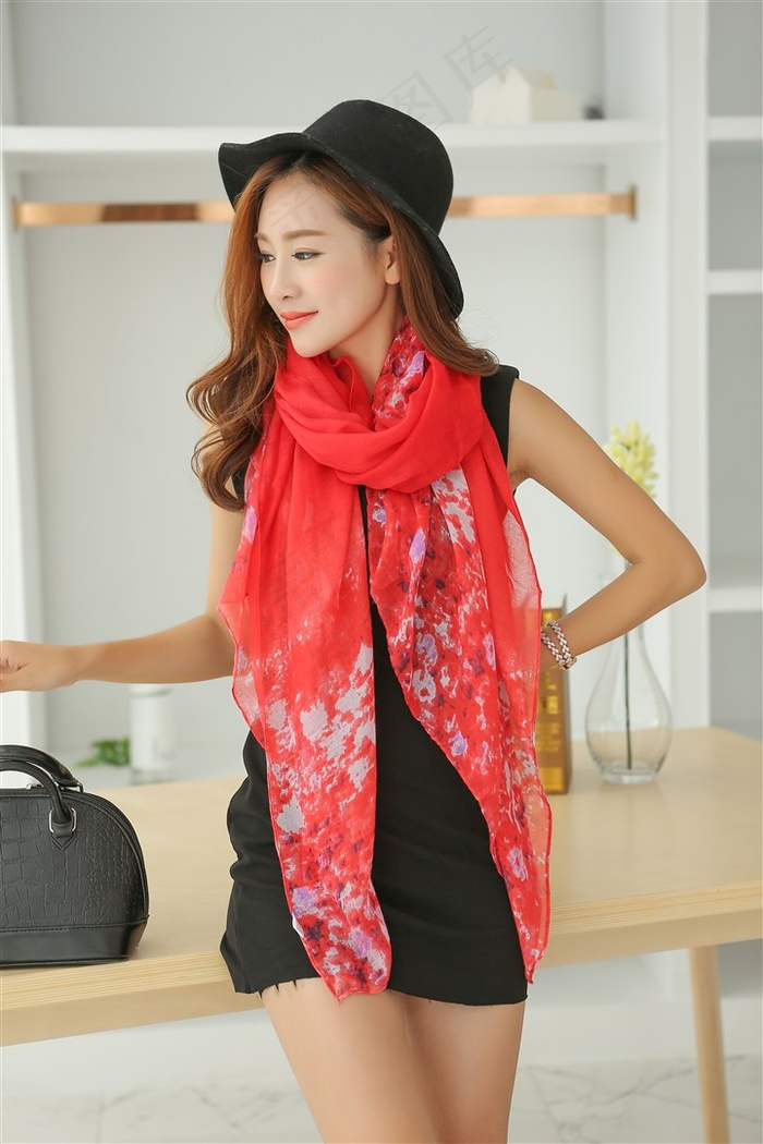 男女朋友对镜照